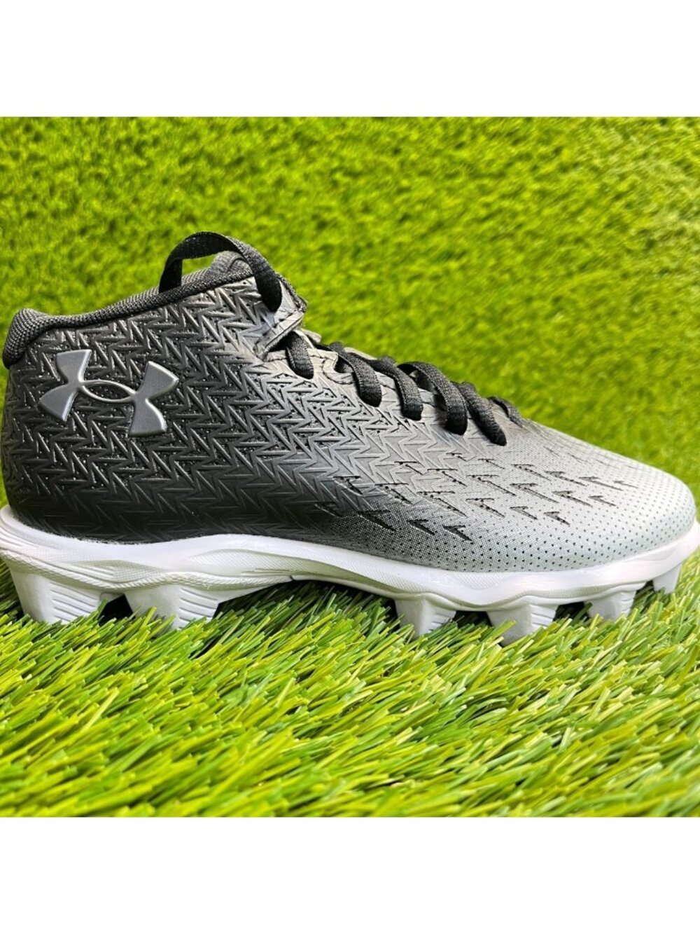 Under Armour Spotlight Franchise 4 RM Boys Size 1.5Y Black White Football Cleats